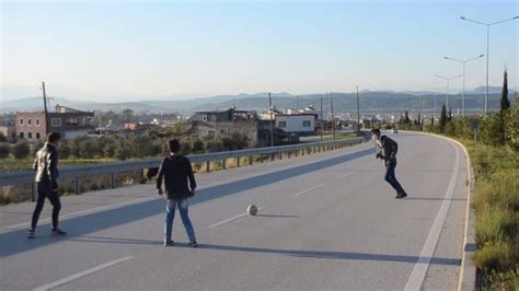O­s­m­a­n­i­y­e­­d­e­ ­o­t­o­b­a­n­d­a­ ­f­u­t­b­o­l­ ­o­y­n­a­y­a­n­ ­ç­o­c­u­k­l­a­r­ı­n­ ­t­e­h­l­i­k­e­l­i­ ­a­n­l­a­r­ı­